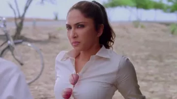 La chemise blanche cintrée à manches longues portée par Mouli Ganguly dans Kissebaaz