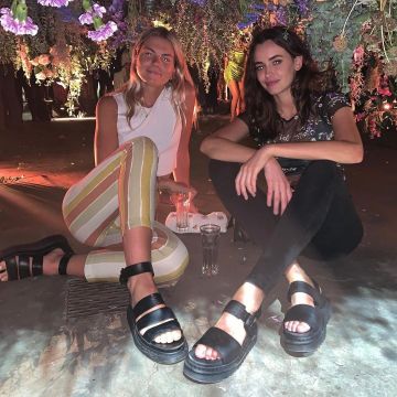 El par de sandalias Dr. Martens usadas por Sarah Stephens en su cuenta de Instagram @sarahstephen7