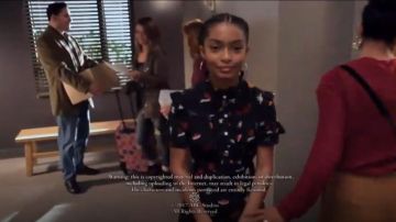 Sandro Ruffle Garniture de Tatouage Imprimer Robe en Soie porté par Zoey Johnson (Yara Shahidi), en black-ish (Season04 Episode10)