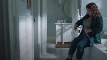 Madewell Whisper Cotton V Neck Pocket Tee worn by Jess (Brooke Markham) in In the Dark (S01E05)