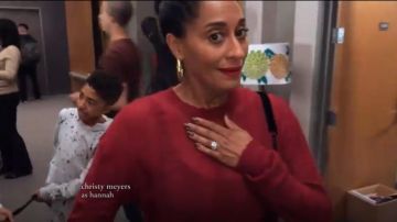 Helmut Lang Distressed Knitted Jumper usado por Tracee Ellis Ross en negro (Season04 Episode10)