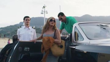 The beach bag straw of Audrey Spitz (Jennifer Aniston) in Murder Mystery