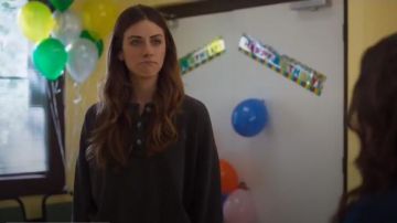 American Eagle AE Ahhmazingly Doux Henley Sweat-shirt porté par Perry Mattfeld dans l'Obscurité (Season01 Episode12)