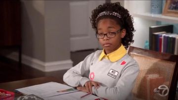 Kate Spade Miss Behavior Sudadera usada por Diane Johnson (Marsai Martin) en negro (Temporada04 Episodio11)