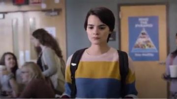 H&M Knit Sweater worn by Elodie Davis (Brianna Hildebrand) in Trinkets (Season01 Episode01)