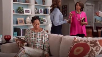 Giada Forte Azulejo Blusa floral de seda de algodón usada por Rainbow Johnson (Tracee Ellis Ross) en negro (S04E11)