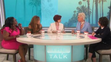 DKNY V-Neck Scuba Crepe Sheath Dress usado por Sheryl Underwood en The Talk 17 de junio de 2019