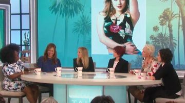 Cinq un Sept Maxine Contrast Trim Blazer usado por Sharon Osbourne en The Talk 19 de junio de 2019