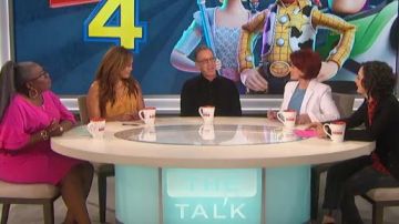 Halston Heritage Vestido Midi de cintura sin mangas usado por Carrie Ann Inaba en The Talk 21 de junio de 2019