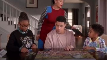 Sudadera H&M con diseño estampado usada por Diane Johnson (Marsai Martin) en color negro (S04E12)