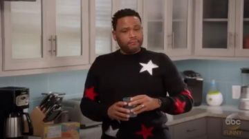 Givenchy Découper des Étoiles Chandail porté par Andre "Dre' Johnson (Anthony Anderson), en black-ish (S04E13)