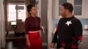 Maggie Marilyn se Concentrer Sur Le Bien Évasé Midi Jupe de Satin porté par arc-en-ciel Johnson (Tracee Ellis Ross), en black-ish (S04E13)