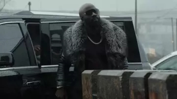 Chaqueta de cuero negro con cuello de piel usada por Darius (Mike Colter) en la película Black and Blue