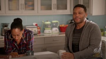 John Varvatos Star USA Drapeau de la Paix Graphic T Shirt porté par Andre "Dre' Johnson (Anthony Anderson), en black-ish (Season04 Episode14)