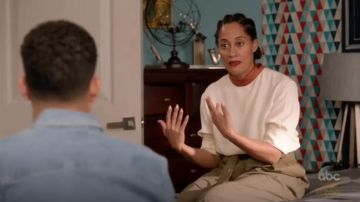 Marni Tieneck Crêpe Chemisier porté par arc-en-ciel Johnson (Tracee Ellis Ross), en black-ish (Season04 Episode14)