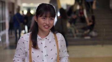 The shirt pattern horses range by Rachelle Cohen-Strauss (Haley Tju) in Trinkets (S01E01)