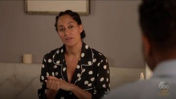 Trois J NYC Coco PJ Ensemble porté par arc-en-ciel Johnson (Tracee Ellis Ross), en black-ish (Season04 Episode14)