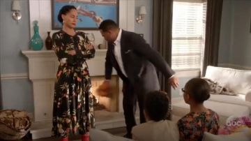 Zara Imprimé Floral Midi Robe portée par arc-en-ciel Johnson (Tracee Ellis Ross), en black-ish (Season04 Episode15)