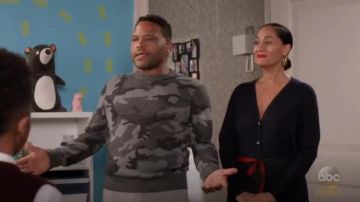 Miu Miu Vichy Ceinture Cardigan porté par arc-en-ciel Johnson (Tracee Ellis Ross), en black-ish (S04E15)