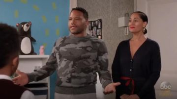 Boss Orange Armieto imprimé Camouflage Crewneck Pull porté par Andre "Dre' Johnson (Anthony Anderson), en black-ish (S04E15)