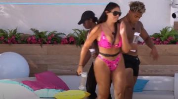 ASOS DESIGN mezcla y combina la parte superior del bikini con cable en estampado de serpiente de neón rosa usado por Anna Vakili en Love Island (S05E22)