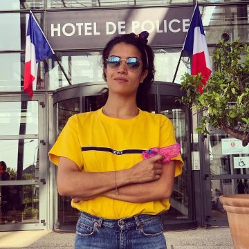 The yellow t-shirt stripe black Levi's worn by Sabrina Ouazani in Montpellier on June 26, 2019 on the account instagram of @sabrinaouazani