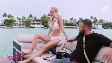 Le maillot de bain bikini 2 pièces blanc avec fleurs porté par Anastasiya Bury dans Les Anges 11 épisode du 25 juin 2019