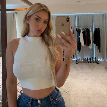 Los amantes de Anastasia Karanikolaou + Friends white turtleneck crop top en @stassiebaby