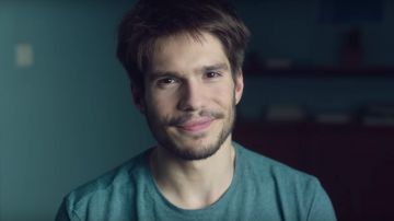 Le t-shirt gris basic de Rémy (François Civil) dans Deux moi