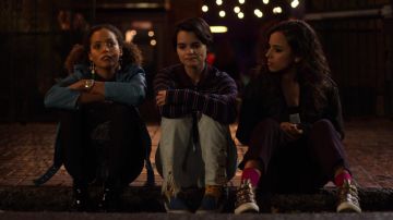 Les chaussettes jaunes à pois de Elodie Davis (Brianna Hildebrand) dans Trinkets (S01E02)