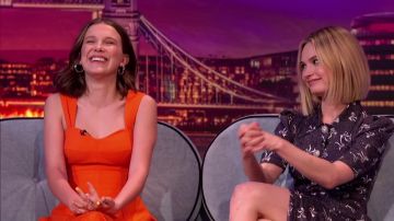 Les Boucles d'oreilles argentées de Millie bobby Brown dans The Late Late Show with James Corden