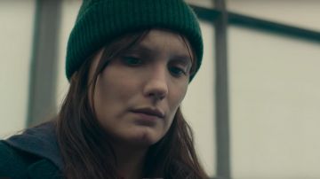 Le bonnet vert porté par Mélanie (Ana Girardot) dans Deux moi