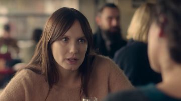 Le pull en laine rose pale porté par Mélanie (Ana Girardot) dans Deux moi