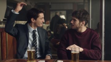 Le sweat rouge bordeaux porté par Rémy (François Civil) dans Deux moi