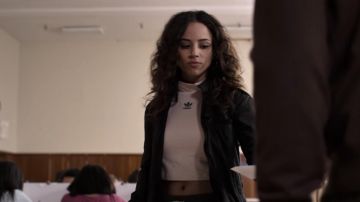 The Crop top beige/pink long sleeves Adidas Moe Truax (Kiana Madeira) in Trinkets (S01E08)