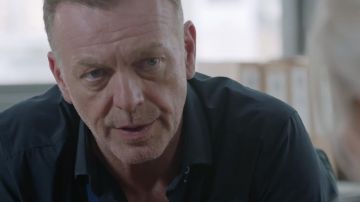 Vert foncé Button Down Shirt porté par DI David Bradford (Hugo Speer) à Londres Tue (S01)