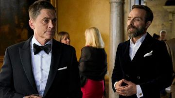 Black tuxedo suit jacket worn by Bill Hixon (Rob Lowe) in Wild Bill (S01E01)