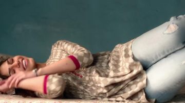 Pantalones vaqueros Torn Sky Blue de Astha Tripathi (Sharmin Segal) en Malaal