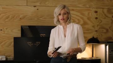 White long sleeve blouse worn by Bosley (Elizabeth Banks) in Charlie's Angels