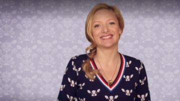 El suéter de bulldog de Roxane (Charlie Bruneau) en En Famille