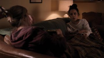 Le sweatshirt Adidas gris chiné porté par Moe Truax (Kiana Madeira) dans Trinkets S01E06