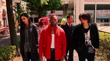 La veste rouge portée par un acteur dans She's just a shadow