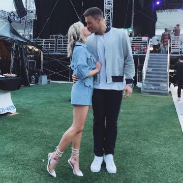 Sneakers white Colton Underwood on his account Instagram @coltonunderwood