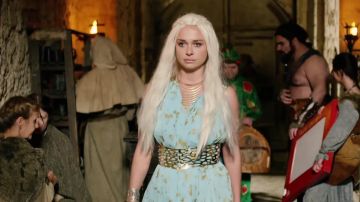 La perruque portée par Denise Madre de Dragones (Madison McKinley) dans Purga de Reinos