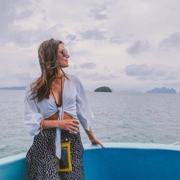 Le top cache coeur porté par Becca Kufrin sur son compte Instagram