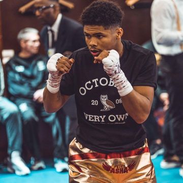OVO Collégiale T-shirt en noir porté par Shakur Stevenson sur l'Instagram compte de @champagnepapi