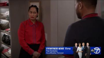Diane Von Furstenberg Point Col en Crêpe de Soie Shirt porté par arc-en-ciel Johnson (Tracee Ellis Ross), en black-ish (Season04 Episode16)