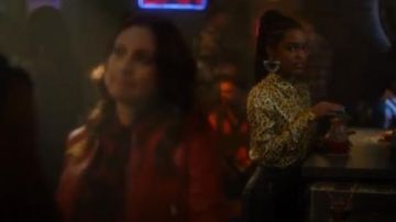 Diane von Furstenberg Léopard métallisé soie mélange de jacquard shirt porté par Zoey Johnson (Yara Shahidi) adultes-ish (S02E15)