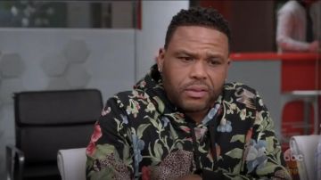 Dolce & Gabbana de la Jungle Imprimer Hoodie, portés par Andre "Dre' Johnson (Anthony Anderson), en black-ish (S04E18)