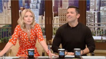 Ganni Silvery Crepe Wrap Dress usado por Kelly Ripa en VIVO con Kelly y Ryan 19 de junio de 2019